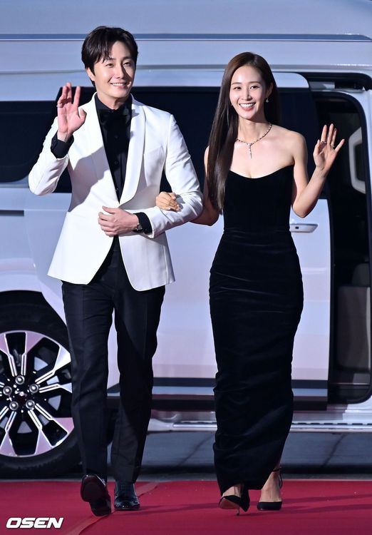 丁一宇（左）、俞利擔任典禮主持人。翻攝OSEN