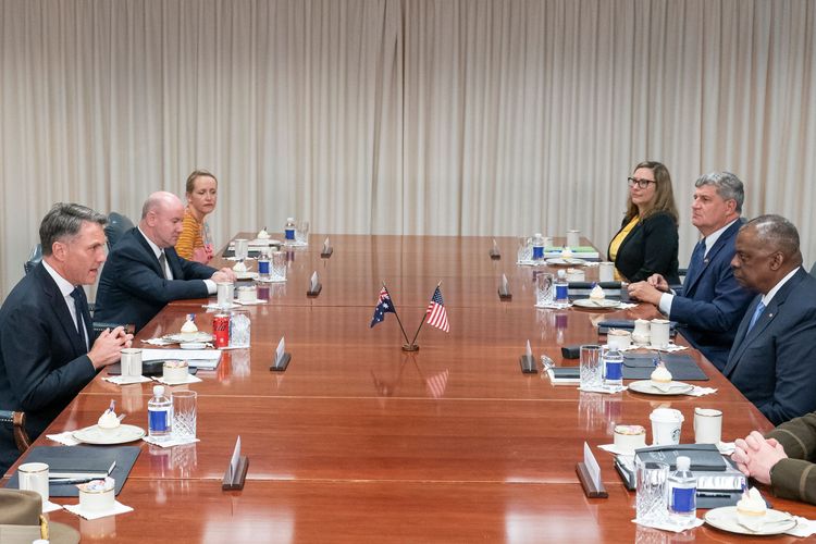 澳洲防長馬勒斯（左）與美國防長奧斯汀（右）7月在五角大廈進行會面。美聯社資料照片