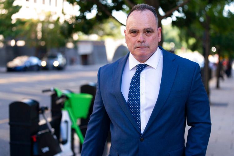 韋柏斯特1日在華府的法院出庭聆判後，離開法院。美聯社