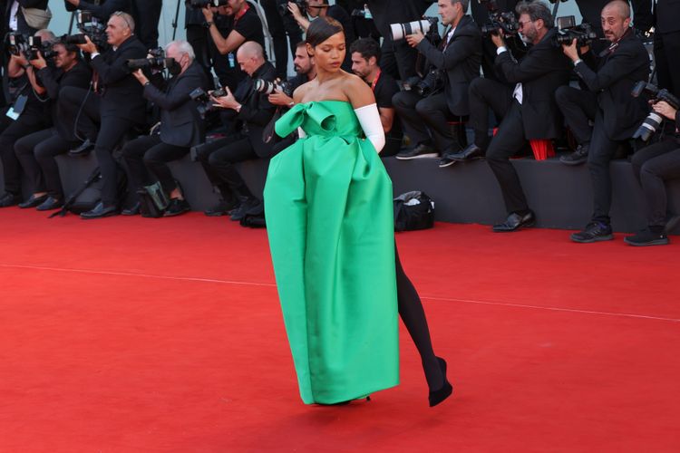 新人女星泰勒羅素與甜茶演對手戲，她穿著綠色Balenciaga平口立體蓬裙禮服也很有氣勢。美聯社