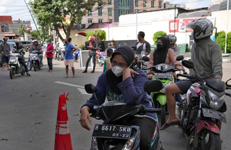 油價飆漲衝擊民生。美聯社