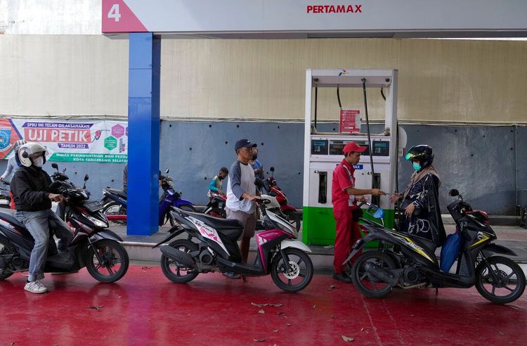 民眾3日在雅加達排隊加油。美聯社
