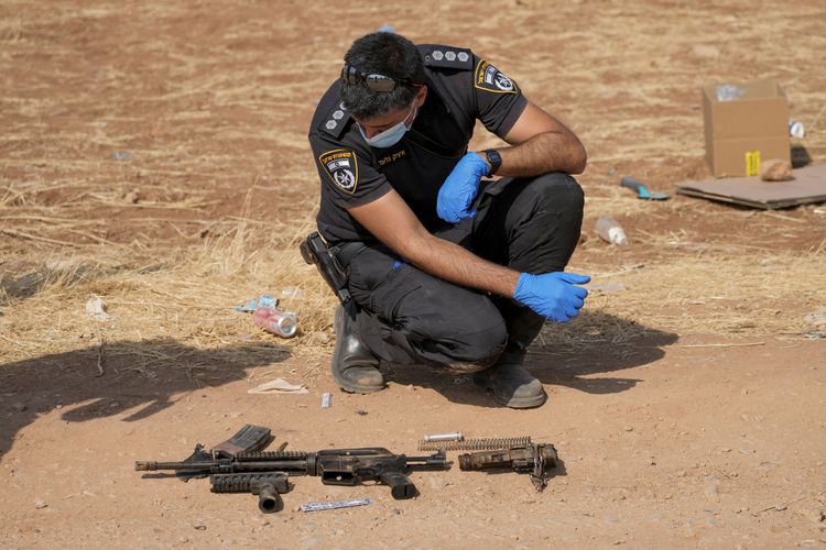 以色列警方鑑識嫌犯留下的作案槍枝。美聯社