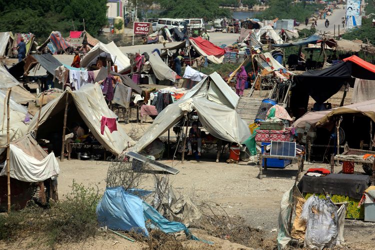 西部俾路支省賈法拉巴德縣災民5日暫時以帳篷為家。美聯社