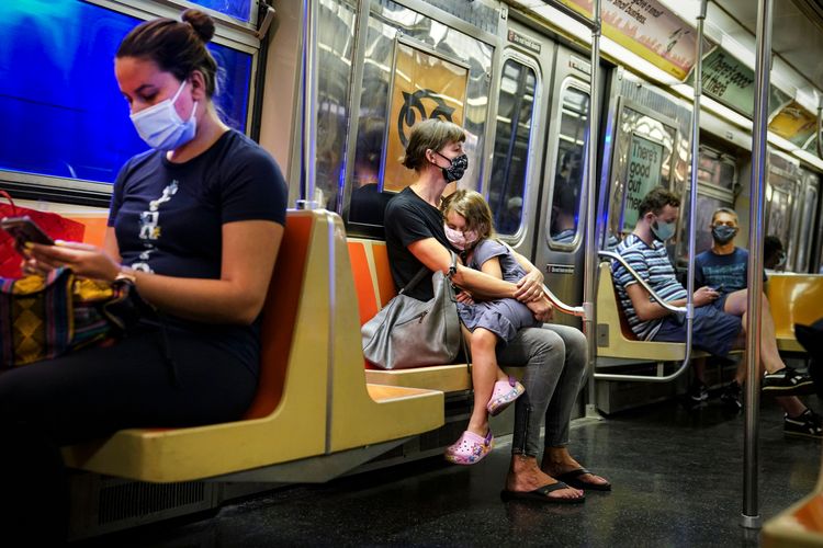 疫情嚴重期間，紐約市府要求民眾搭乘大眾運具時全程戴口罩。美聯社資料照片