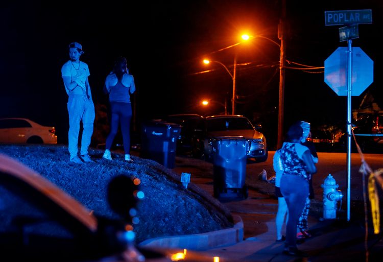 凱利在曼菲斯市區犯案後，警網趕赴現場處理，民眾旁觀。美聯社