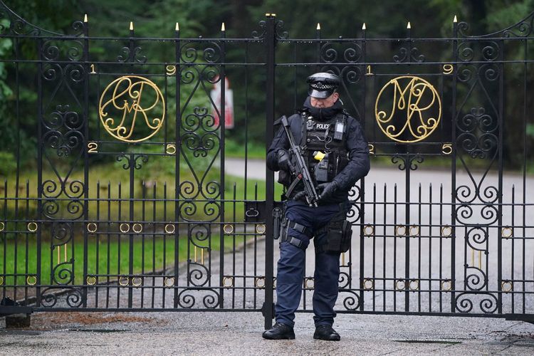女王在蘇格蘭的避暑住所巴爾莫勒爾堡，8日門口有武裝警察站哨。美聯社