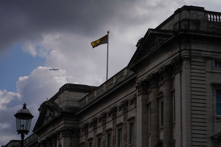 英國新王查理三世9日首度以國王身分進入倫敦白金漢宮之後，屋頂升起皇家旗幟。美聯社