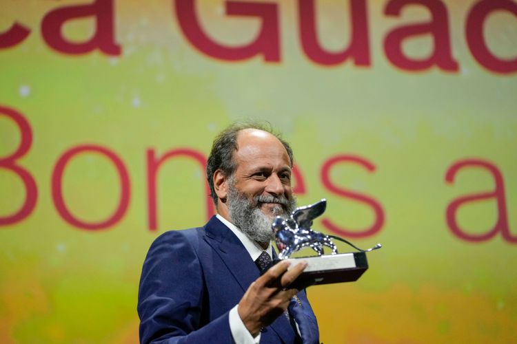 盧卡格達戈尼諾以《骨肉的總和》獲頒最佳導演銀獅獎。美聯社