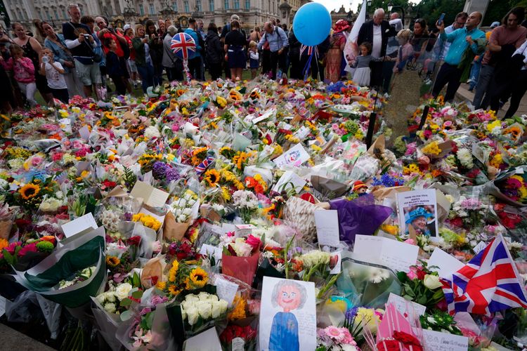 在倫敦白金漢宮前面，民眾獻上的鮮花鋪滿廣場。美聯社