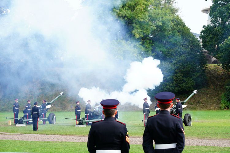 皇家威爾斯軍團第三營11日鳴放21響禮炮，正式公告查理三世成為英國新王。美聯社