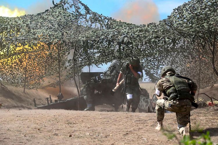 俄羅斯國防部11日提供畫面顯示，俄軍傘兵在烏克蘭執行任務。美聯社