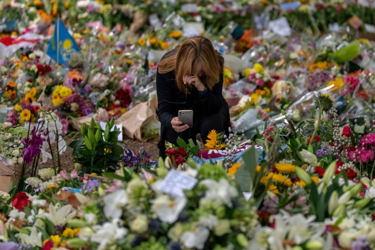 英國民眾獻花哀悼。美聯社