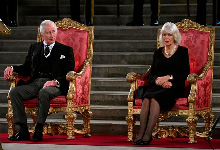 查理三世和王后卡蜜拉11日於英國國會大廈西敏廳聆聽上、下議院致弔唁辭。美聯社