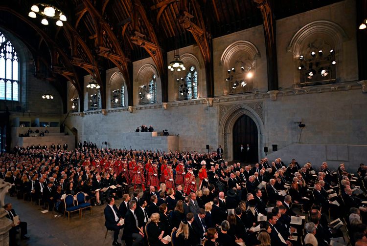 英國新王查理三世11日抵達國會之前，國王親衛隊進場。美聯社