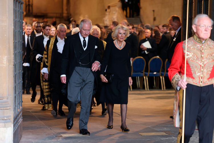 國會弔唁結束後，查理三世與王后卡蜜拉離開西敏廳，準備前往愛丁堡。美聯社