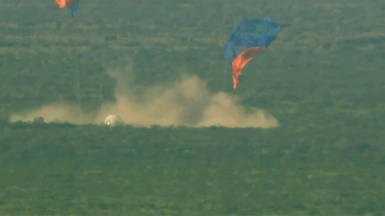 載有貨物的太空艙，以降落傘平安著陸。美聯社