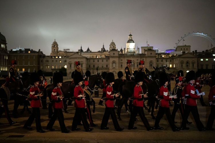 倫敦白金漢宮衛兵13日進行預演。美聯社