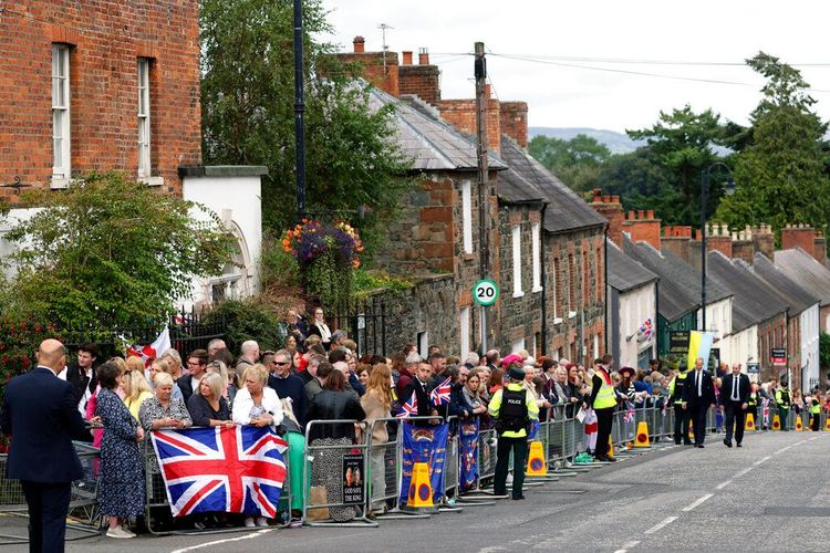 北愛希爾斯伯勒城堡附近，民眾夾道歡迎英王查理三世到訪。美聯社