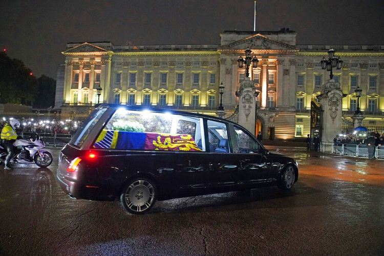 國家靈車四面都有寬大窗戶，並設有照亮靈柩的聚光燈。美聯社