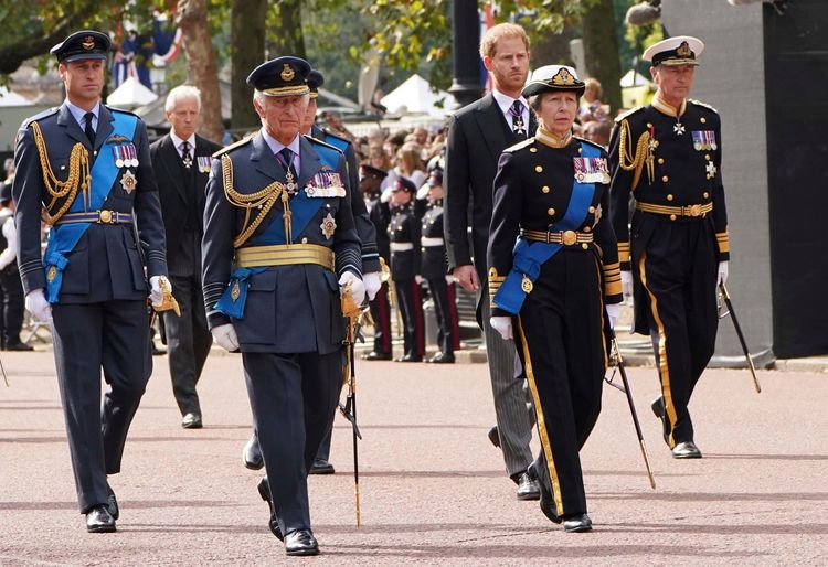 移靈儀式中，英王查理三世會與安妮公主等弟妹一同在靈柩後方徒步隨行。美聯社