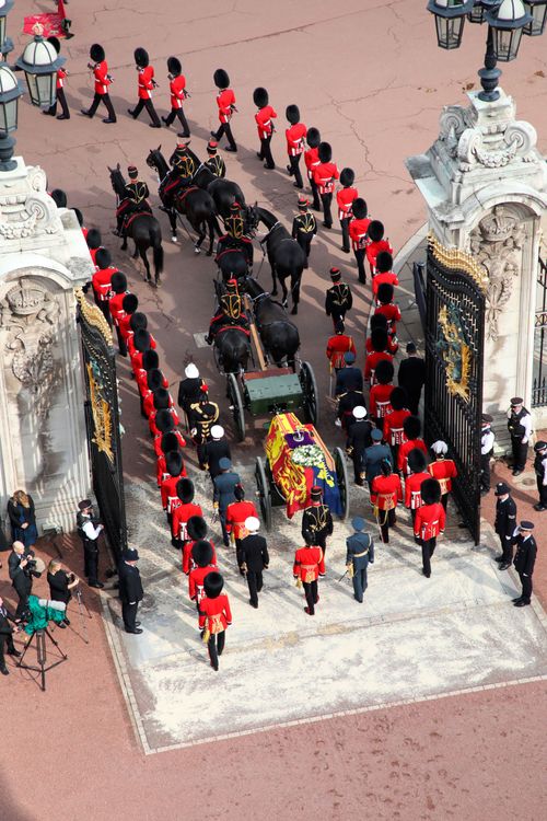 女王靈柩通過白金漢宮正門。美聯社