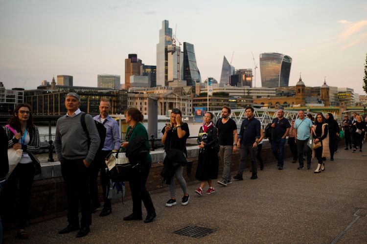 據了解，在隊伍最前頭的民眾從周一就開始排隊。路透社