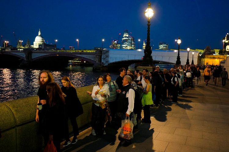 目前排隊人龍仍在持續中。美聯社