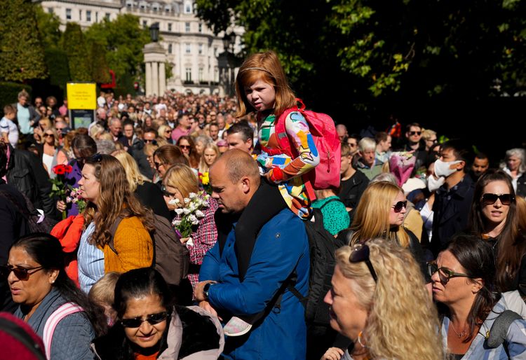 倫敦綠園（Green Park）19日擠滿等候女王靈柩經過的民眾。美聯社