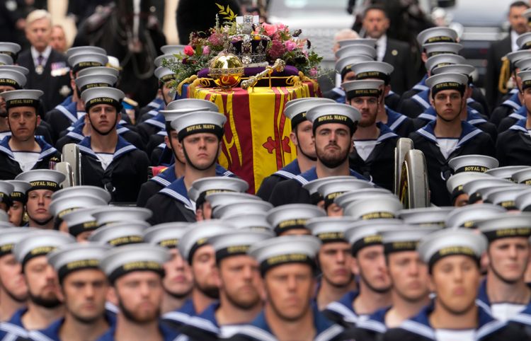 皇家海軍護送女王靈柩移往西敏寺。美聯社