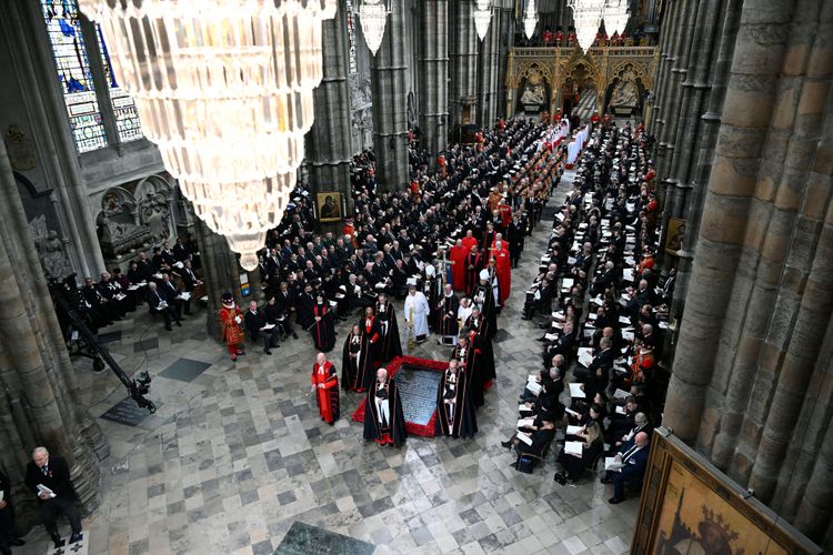 女王靈柩抵達西敏寺，國葬儀式開始。美聯社