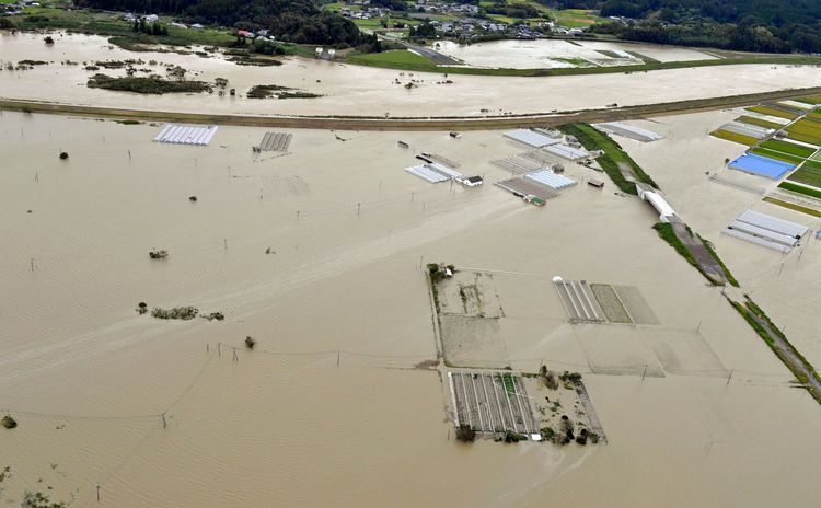 颱風從鹿兒島登陸後重創日本多地，圖為宮崎縣一小鎮19日遭洪水淹沒。美聯社