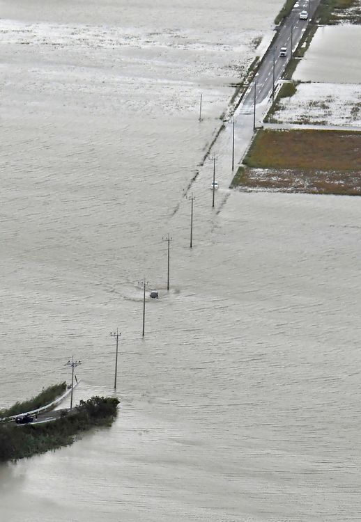 宮崎縣一條道路19日被洪水淹沒。美聯社