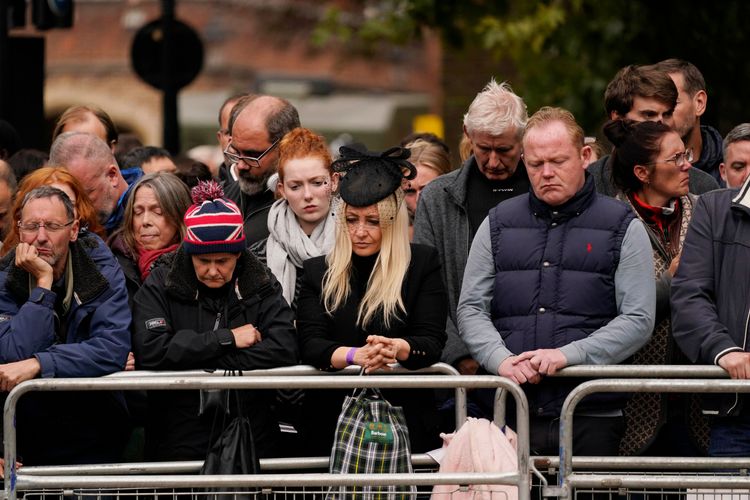 女王國葬儀式直播期間，街邊陷入一片安靜。美聯社