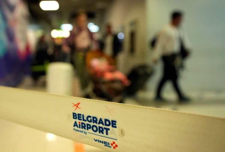 21日搭塞爾維亞航空自莫斯科飛抵貝爾格雷德的旅客魚貫走出航廈。美聯社