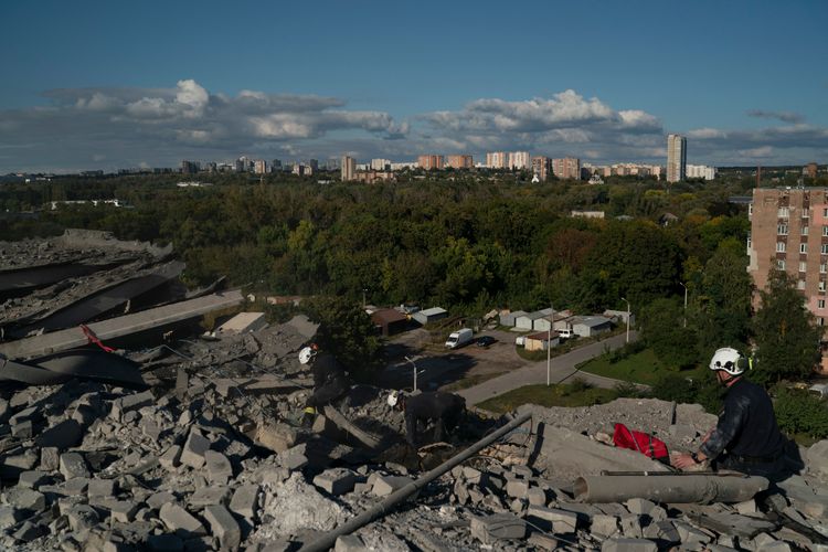 哈爾科夫市21日再遭俄軍轟擊。美聯社