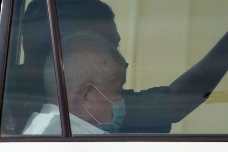 喬森潘搭車前往法院。美聯社