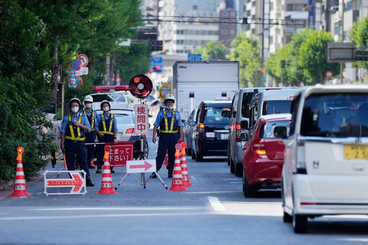 警方27日在東京都市中心主要道路設置關卡，管制通行。美聯社