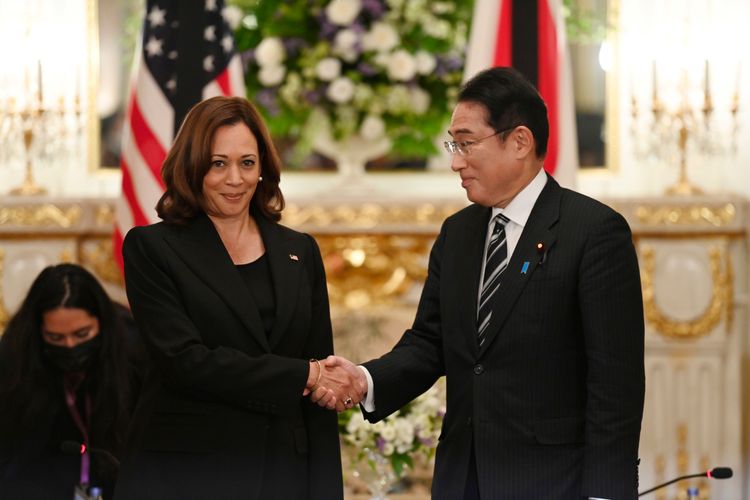 日相岸田文雄（右）26日在東京會見美國副總統賀錦麗。美聯社