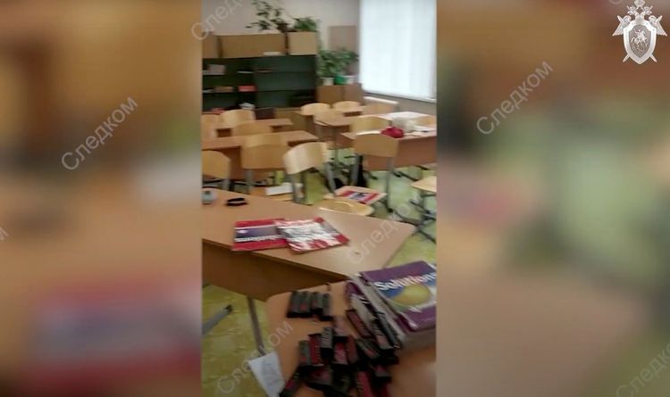 教室桌椅凌亂，不難想像案發之際師生驚慌程度。美聯社