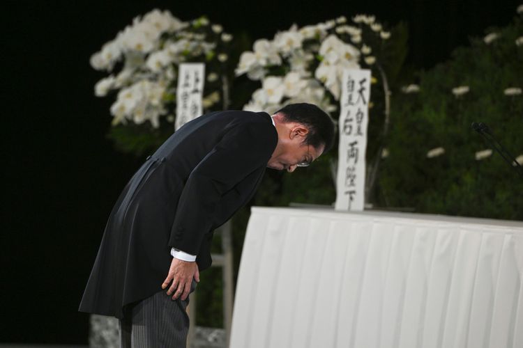 岸田文雄朝安倍晉三遺像鞠躬。美聯社