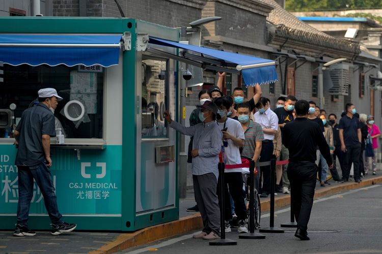 北京市民9月底排隊受檢。美聯社資料照片