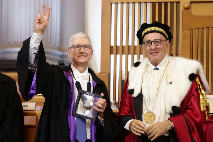 庫克9月29日獲得義大利的拿坡里費德里克二世大學頒發創新與國際管理榮譽學位。美聯社