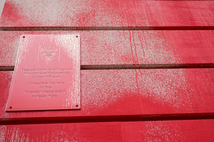 領事館牌板也遭人噴紅漆。美聯社