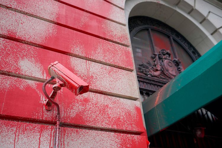 門口的監視器也遭殃。美聯社