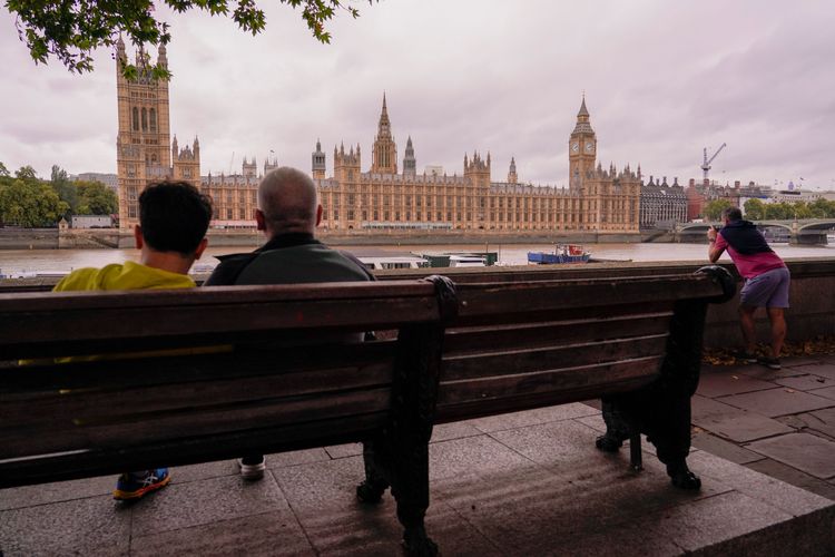 COVID-19疫情在全球流行已將近3年，各地都有患者反映出現長新冠問題。圖為英國倫敦泰晤士河畔倫敦國會大廈一景。美聯社