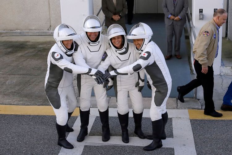 季金娜(左起)、卡薩達、曼恩與若田光一出發前合影。美聯社