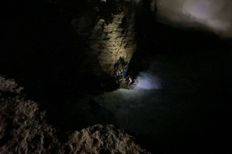 希臘海防隊人員6日凌晨在基希拉島垂降繩索救人。美聯社