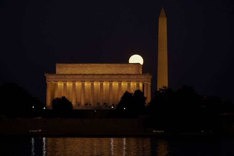 美國華府的林肯紀念堂與華盛頓紀念碑。美聯社