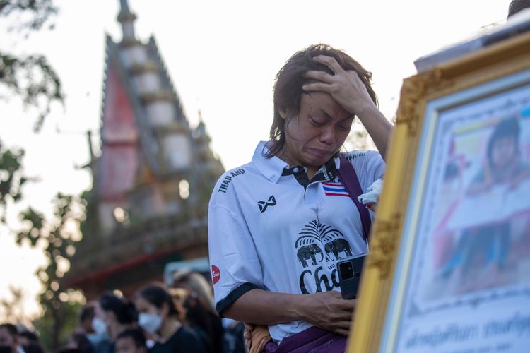 死者11日火化，家屬在儀式過程中痛哭。美聯社